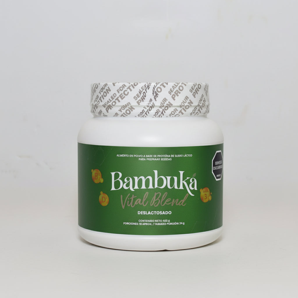 Tarro de Bambuká Vital Blend de 420 gramos, suplemento en polvo a base de proteína de suero deslactosado, proteínas del huevo, vitaminas y omega 3, sobre fondo blanco.
