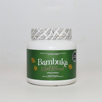 Tarro de Bambuká Vital Blend de 420 gramos, suplemento en polvo a base de proteína de suero deslactosado, proteínas del huevo, vitaminas y omega 3, sobre fondo blanco.